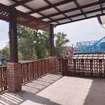 Awning rumah kayu seraya