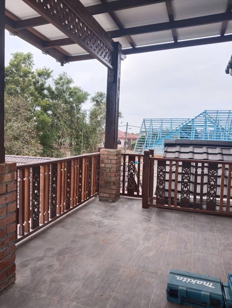 Awning rumah kayu seraya